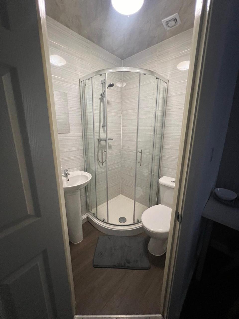 Deluxe Ensuite Double Room With Ensuite Coventry Kültér fotó